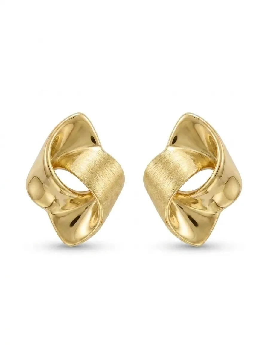 The Sama Whirl Studs: the turn drawn in on itself as one closed spin in polished gold.